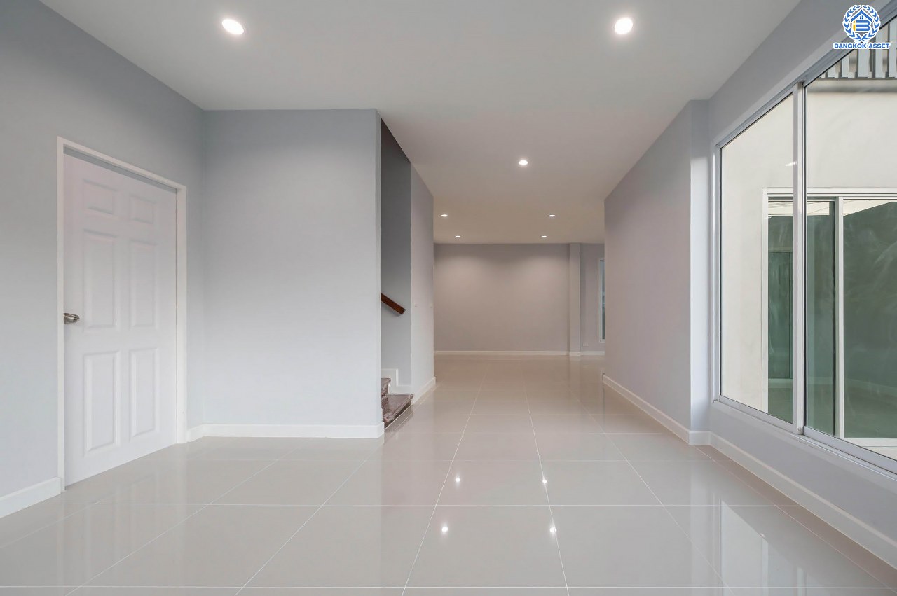 บ้านมือสองตกแต่งใหม่ โครงการ เดอะเวอรีเดียนโฮม กาญจนาภิเษก เนื้อที่กว้าง 75 ตร.ว. ฟังก์ชัน 3 ห้องนอน 4 ห้องน้ำ 1 ห้องอเนกประสงค์ 1 ห้องแม่บ้าน จอดรถได้ 2 จอด บนทำเลดี ติดถนนกาญจนาภิเษก เชื่อมต่อถนนรัตนาธิเบศร์ ถนนนครอินทร์ ถนนกาญจนาภิเษก ใกล้รถไฟฟ้าสายสีม่วง "สถานีตลาดบางใหญ่" และจุดขึ้นทางด่วน "ศรีรัช"...